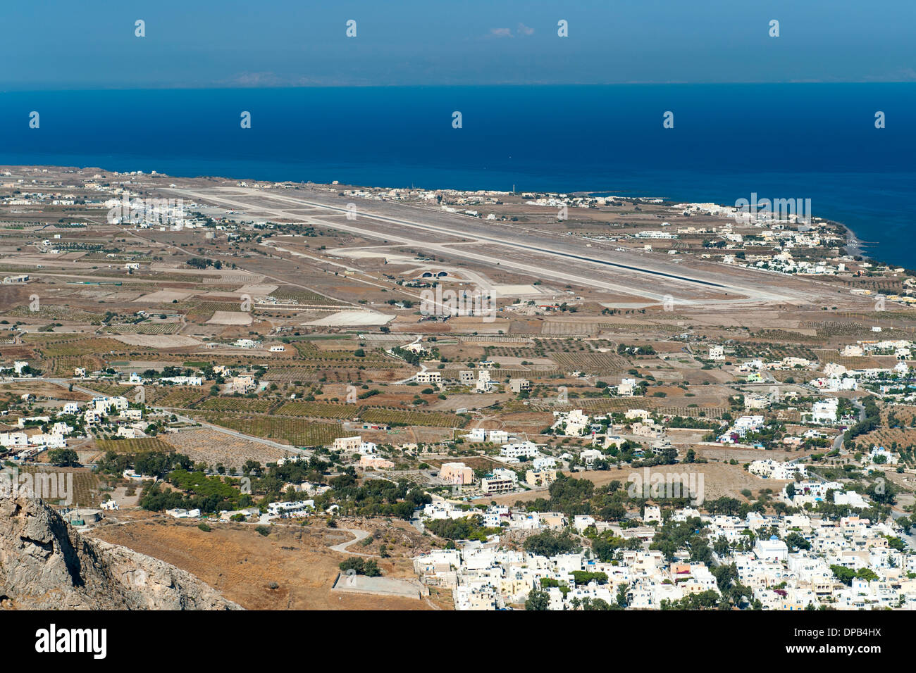 Blick auf den Flughafen und das Dorf Kamari auf der griechischen Insel Santorin. Stockfoto