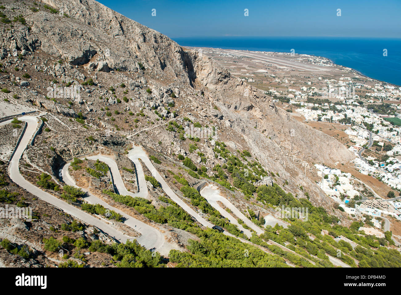 Die kurvenreiche Straße führt von Kamari zu den Ruinen des antiken Thira auf Messavouno Berg auf der griechischen Insel Santorin. Stockfoto