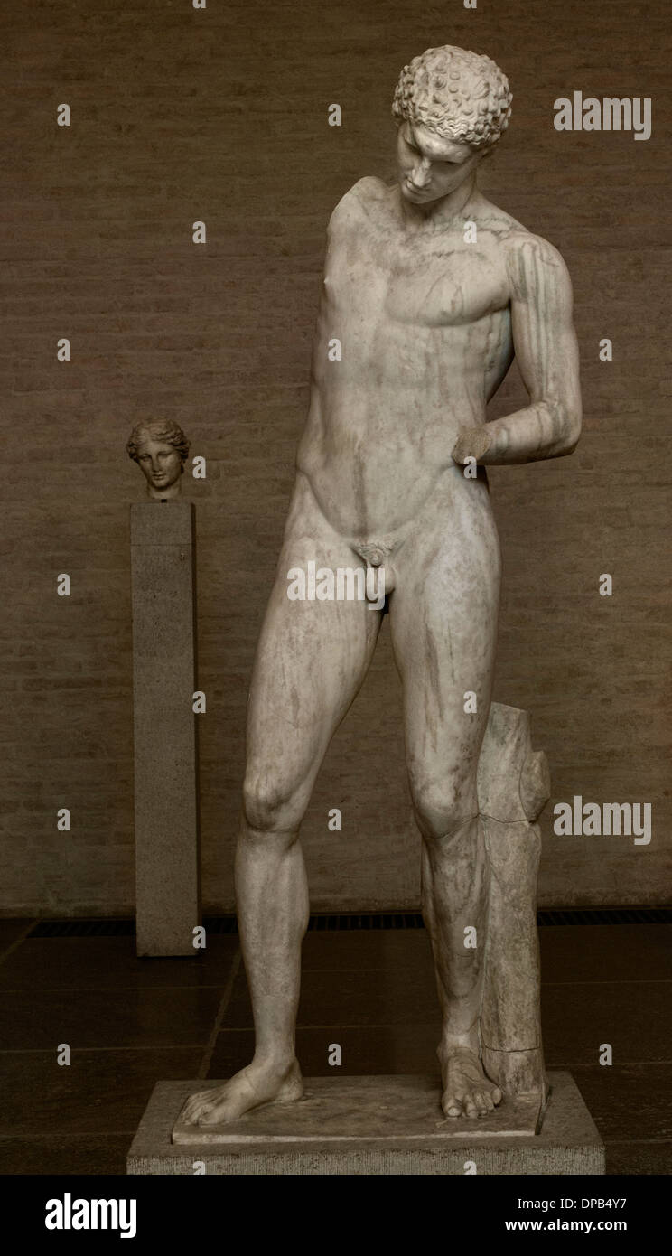 Athlet selbst das Reinigen nach ein siegreicher Wettbewerb eine Vase in seiner hält rechten Hand angehoben und gießt Öl in seiner linken Hand 350 v. Chr. Stockfoto