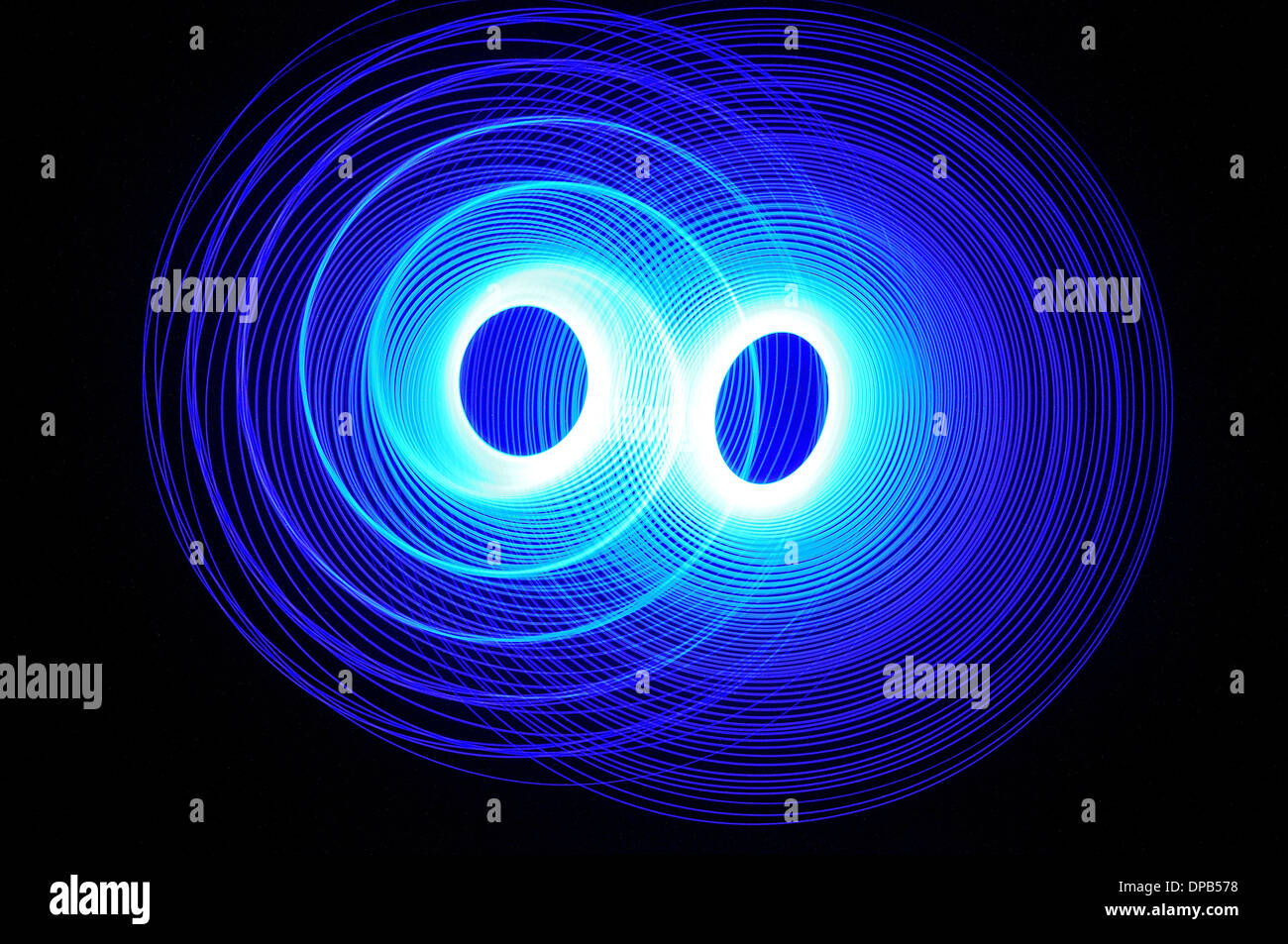 Überlappende Langzeitbelichtung abstrakt blau Lichtspur Spiralen Stockfoto