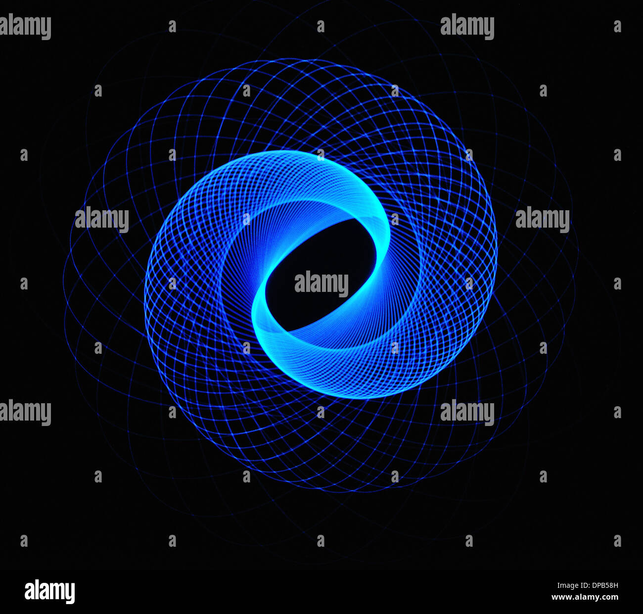 Langzeitbelichtung abstrakt blau Lichtspur Spirale Stockfoto