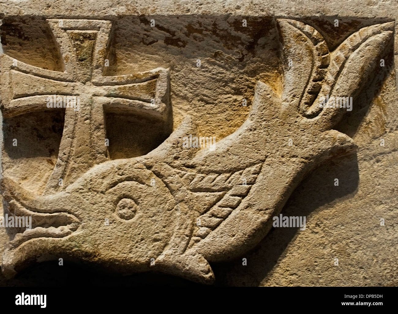 Dekor Grabarchitektur, Fisch am Kreuz, Symbol von Jesus Christus Luxor Ägypten, 400-500 ägyptischer Kalkstein Stockfoto