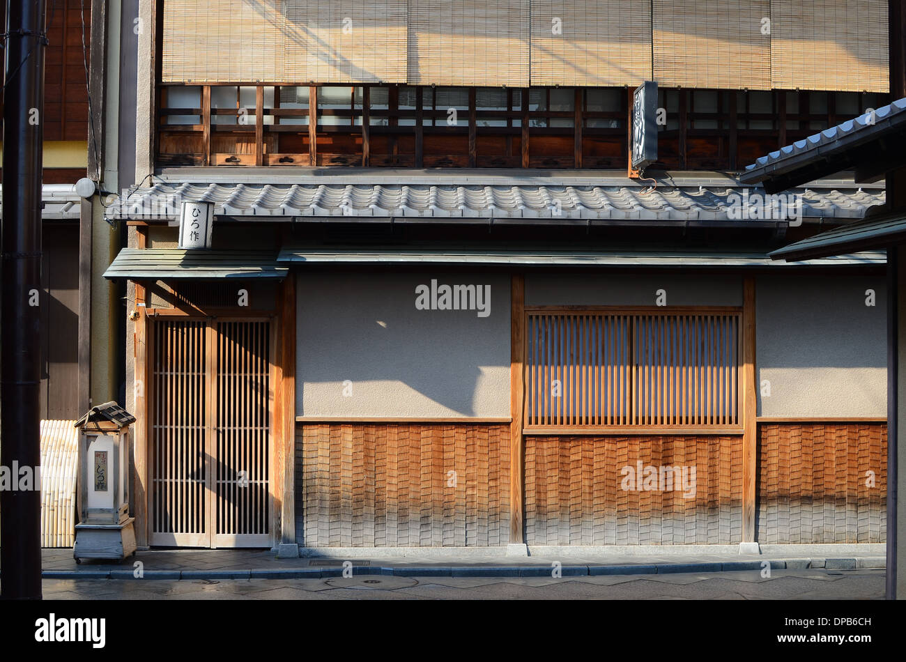 Die Vorderseite eines alten Hauses in Kyoto, Japan. Stockfoto