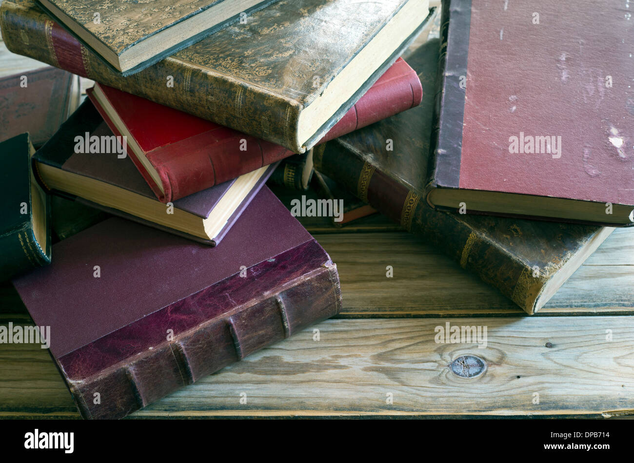 Altes Buch über einen rustikalen Holztisch Stockfoto