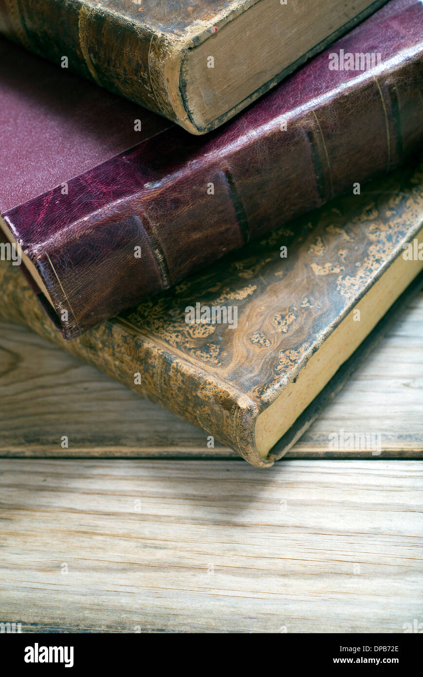 Altes Buch über einen rustikalen Holztisch Stockfoto