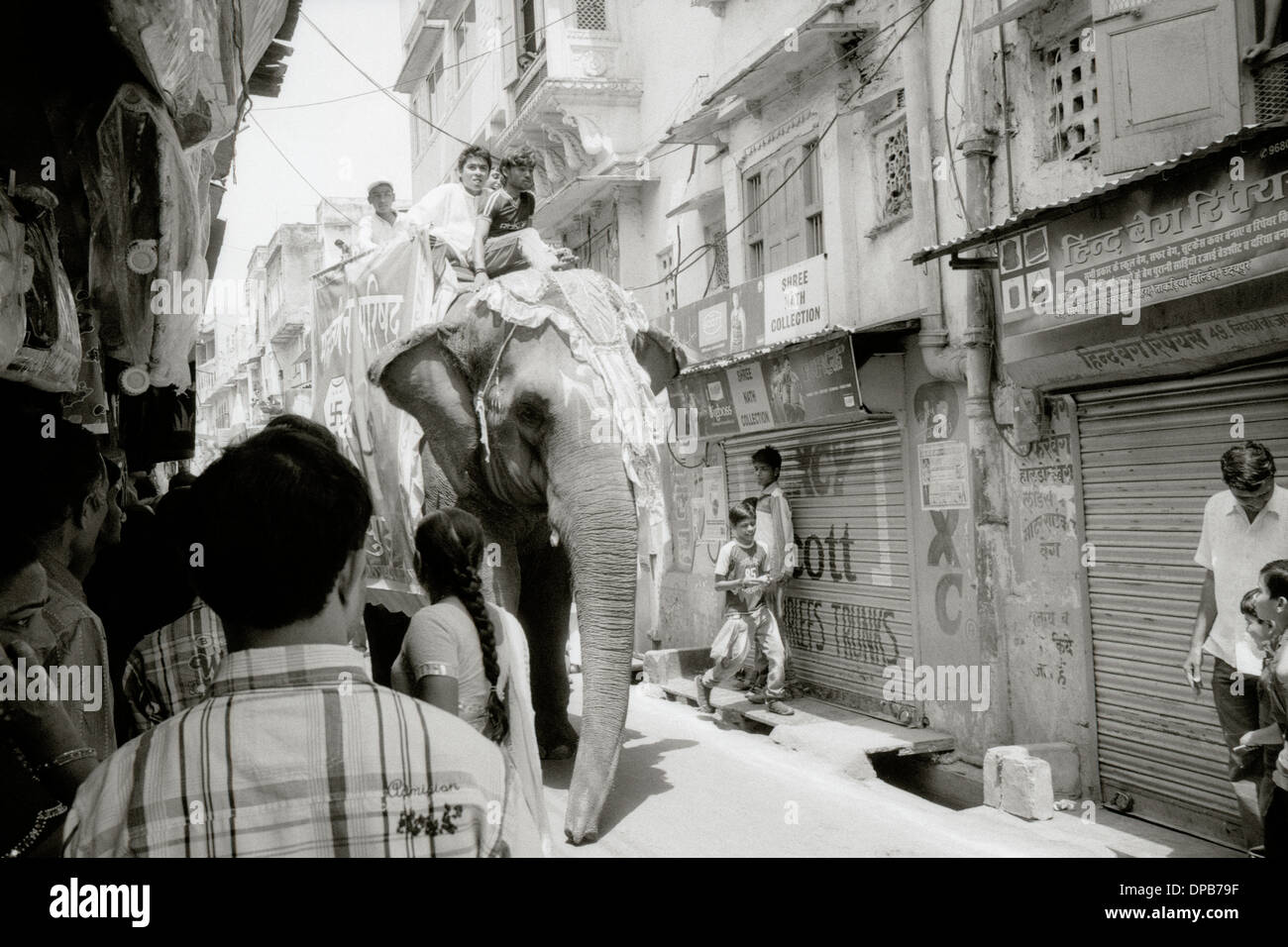 Ein Hindu religiöses Fest in Udaipur in Rajasthan in Indien in Südasien. Reisen Sie Karneval Kultur Geschichte Fernweh Eskapismus kulturellen Religion Stockfoto