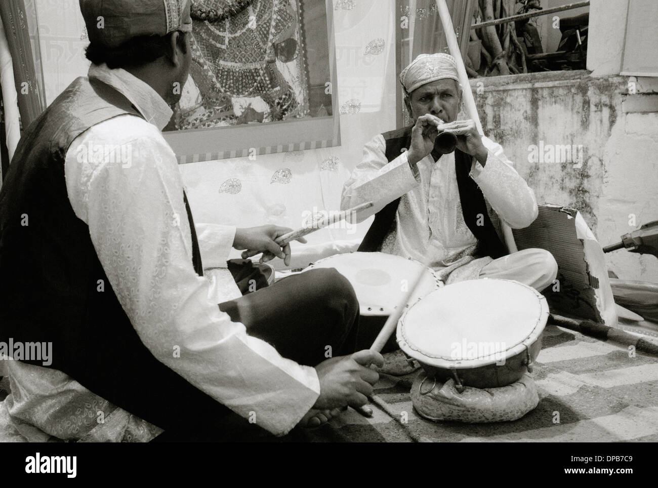 Reise Fotografie - Musiker auf einem Festival in Udaipur in Rajasthan in Indien in Südasien. Musik musikalische Leute Straße Dokumentarfilm Beruf arbeiten Stockfoto