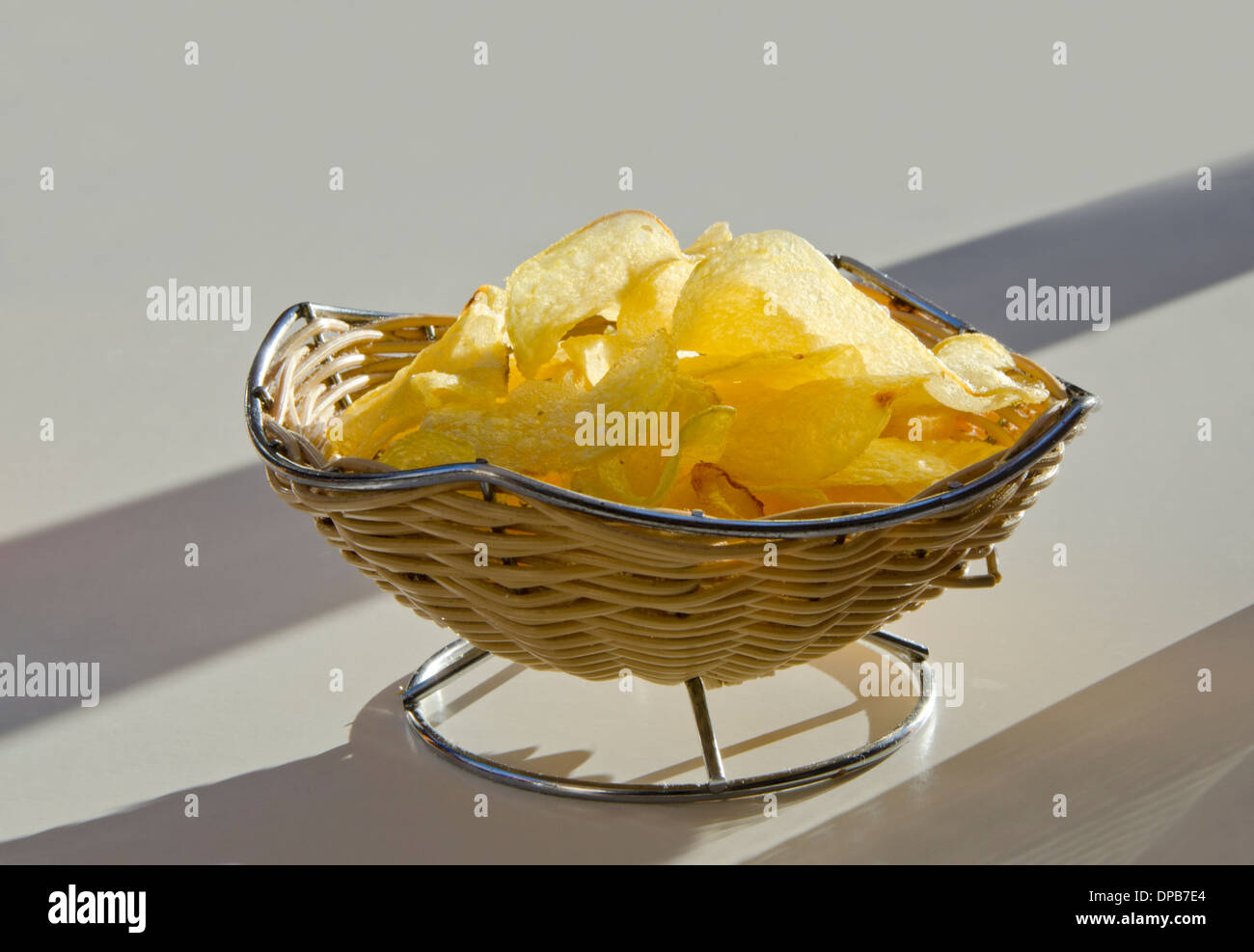 Korb mit Chips oder Pommes frites serviert als Vorspeise in Spanien. Stockfoto