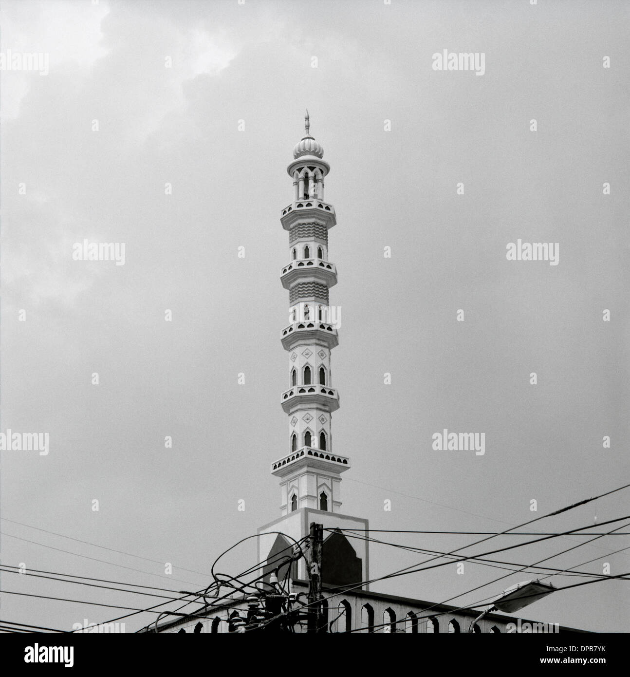 Reisen Fotografie - Moschee Minarett in Udaipur in Rajasthan in Indien in Südasien. Islamische muslimische Architektur Gebäude Stockfoto