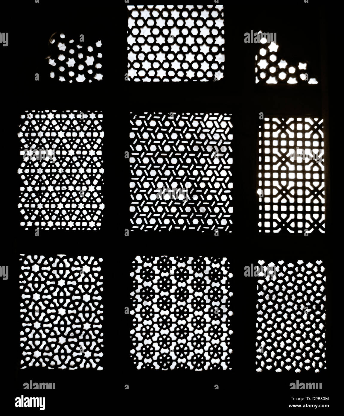 Gitterwerk im City Palace in Udaipur in Rajasthan in Indien in Südasien. Designkunst Gitter Geometrie Symmetrie Reisen exotische Stockfoto