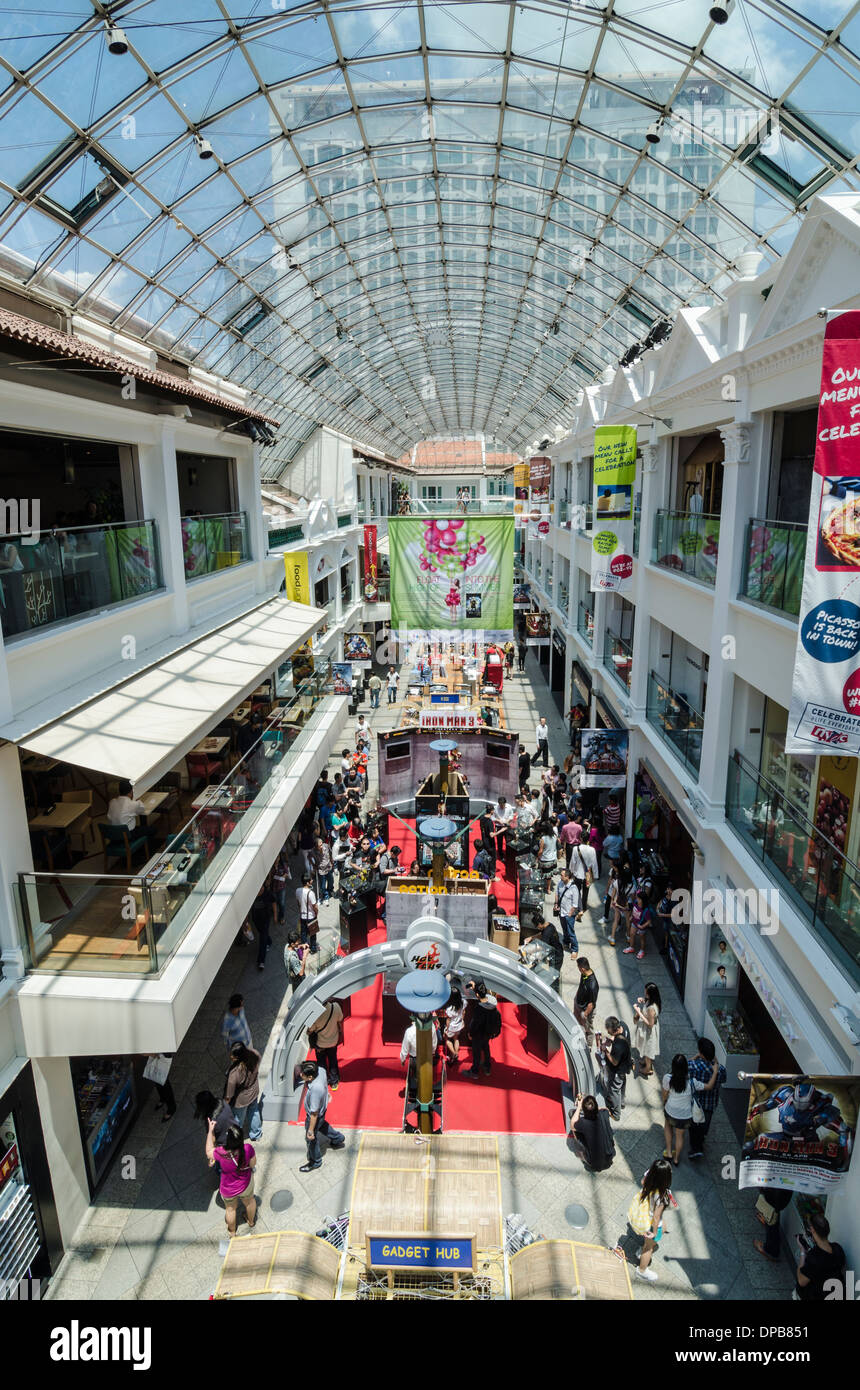 Die glasüberdachte Einkaufsmeile der Hylam Straße, Teil der Bugis Junction Shopping Mall, Singapur Stockfoto