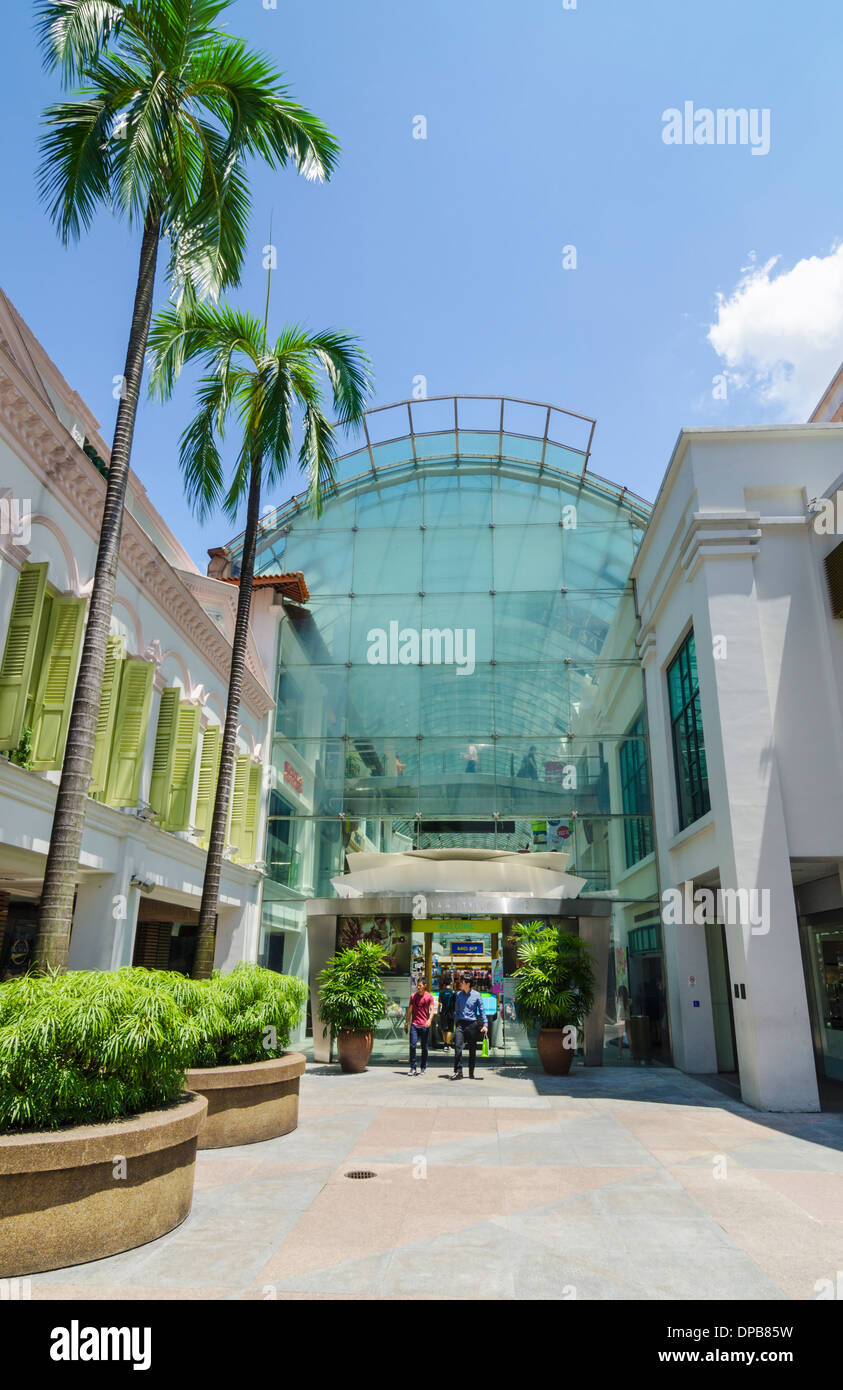 Die glasüberdachte Einkaufsmeile der Hylam Straße, Teil der Bugis Junction Shopping Mall, Singapur Stockfoto