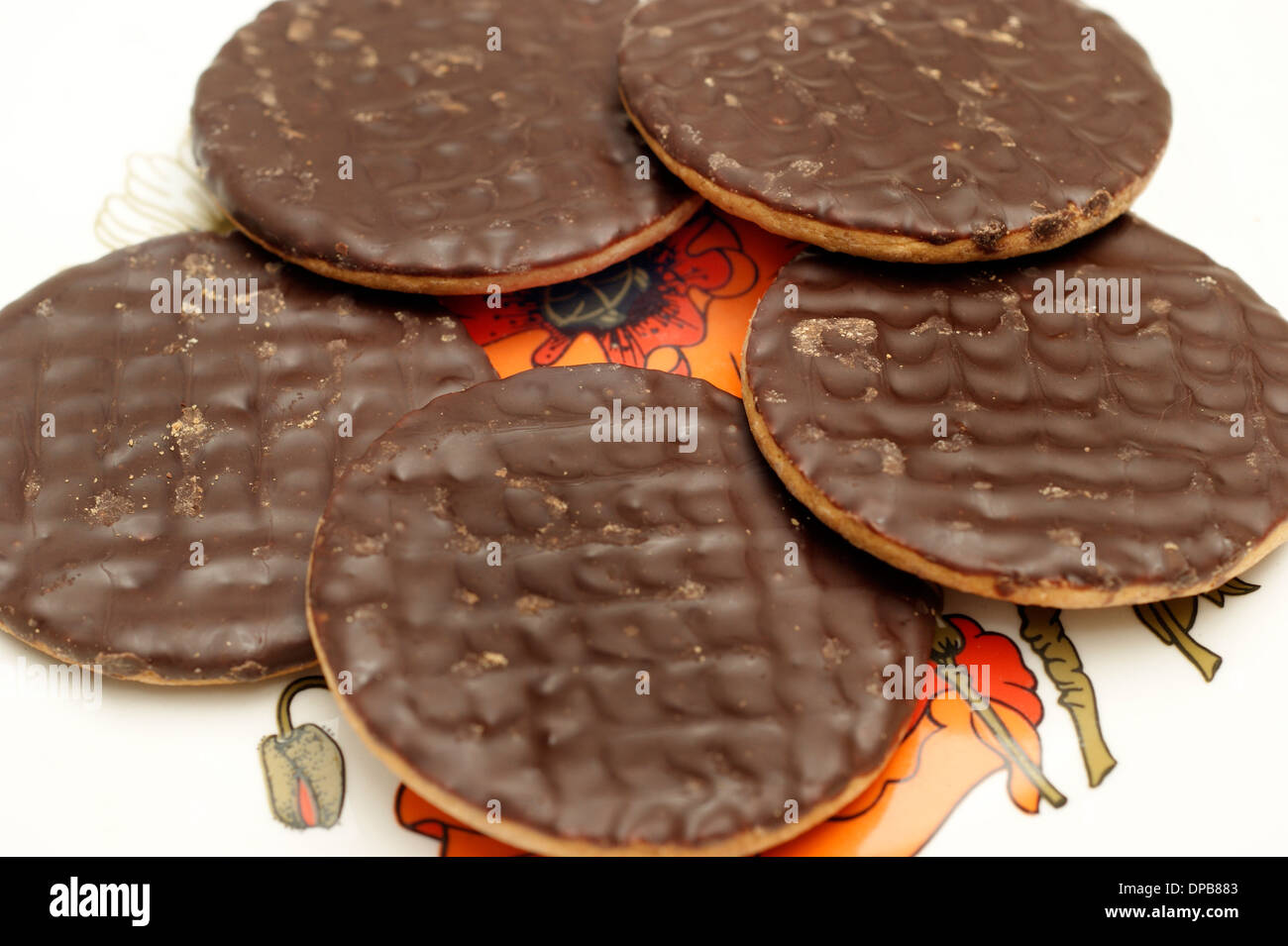 Verdauungsfördernde Schokoladenkekse auf weißem Hintergrund Stockfoto