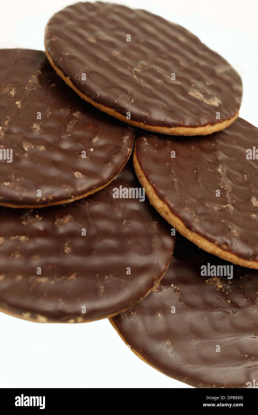 Verdauungsfördernde Schokoladenkekse auf weißem Hintergrund Stockfoto