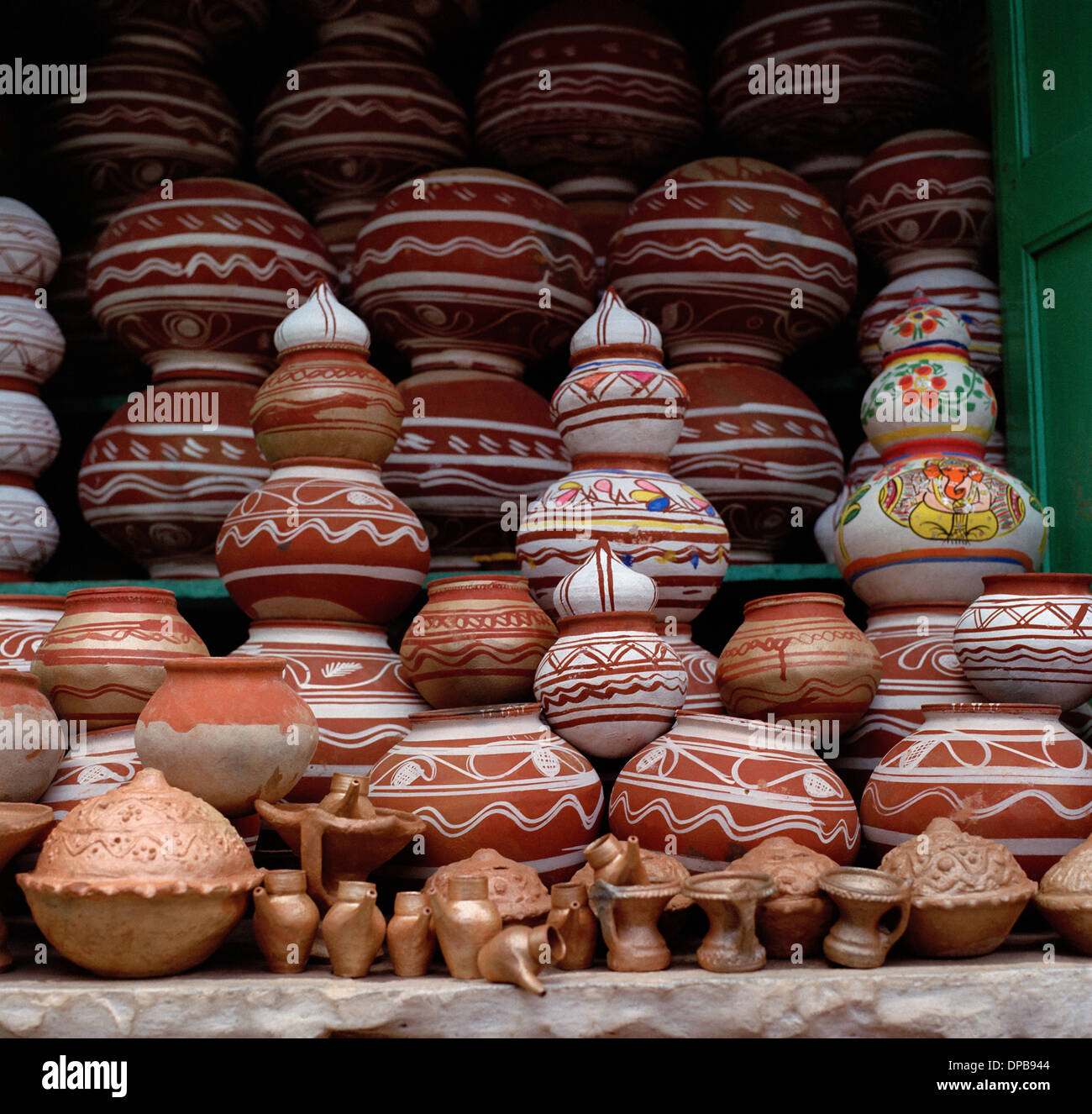 Keramik in Udaipur in Rajasthan in Indien in Südasien. Kultur Handwerk Reisen Wanderlust indischen Geschäft Shop traditionelle Tradition Geschichte Stillleben Stockfoto