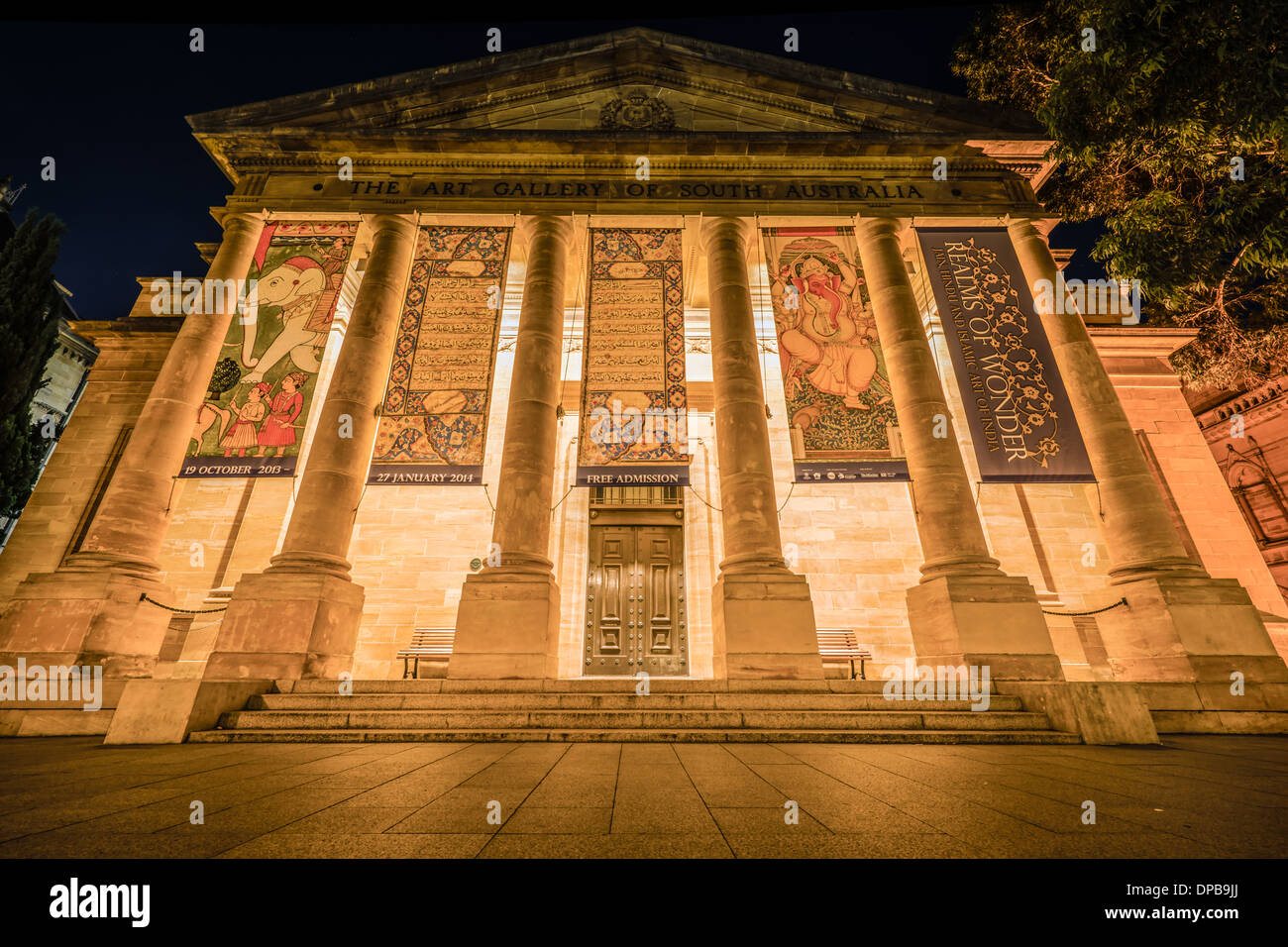 Äußeren architektonischen Details der verzierten Art Gallery of South Australia in der Nacht. Stockfoto