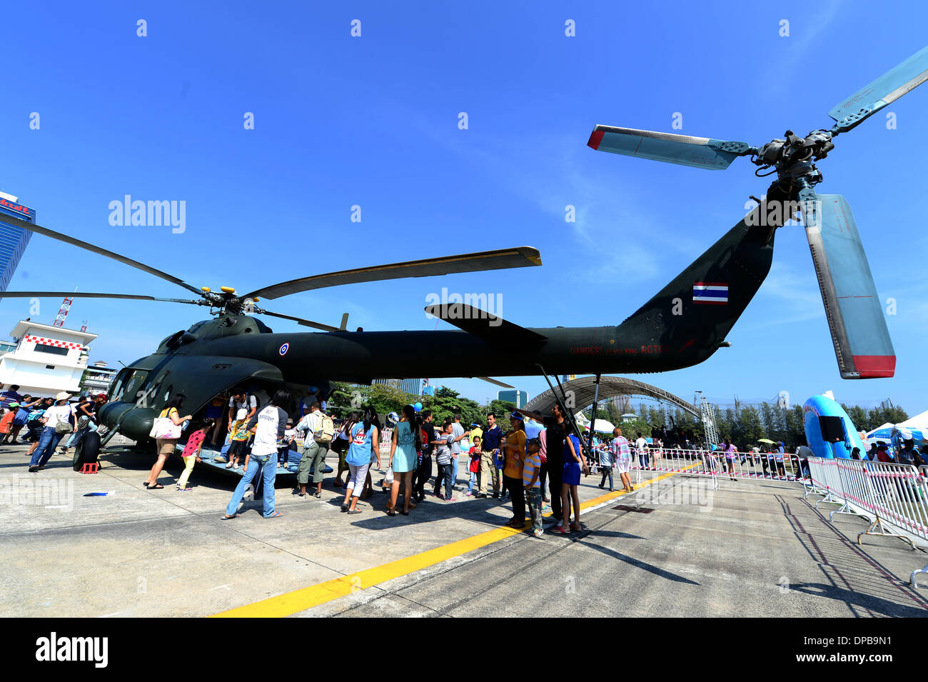 Bangkok, Thailand. 11. Januar 2014. Kinder und ihre Eltern besuchen einem Militärhubschrauber in einem Heerlager in Bangkok, Thailand, 11. Januar 2014. Die Thai nationaler Kindertag wird an jedem zweiten Samstag im Januar gefeiert. Bildnachweis: Qin Qing/Xinhua/Alamy Live-Nachrichten Stockfoto