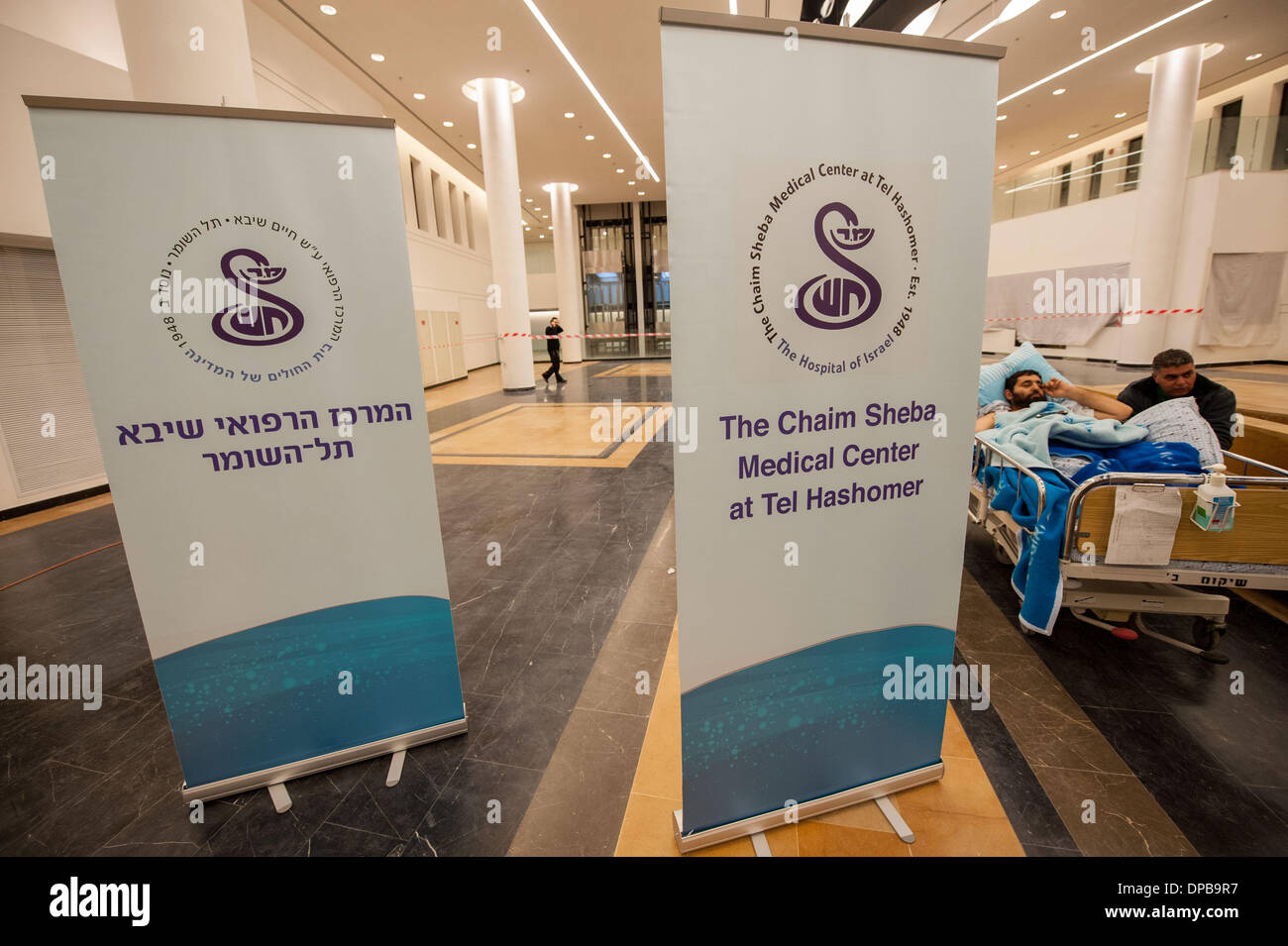 (140111)--Peking, 11. Januar 2014 (Xinhua)--A Patient ruht in der Lobby der Chaim Sheba Medical Center in Tel Hashomer, wo Ariel Sharon, in der Nähe von Tel Aviv, Israel, am 10. Januar 2014 ins Krankenhaus eingeliefert. Israels Ex-Premier Ariel Sharon stirbt bei 85 am Samstag. (Xinhua/Li Rui) (Djj) Stockfoto