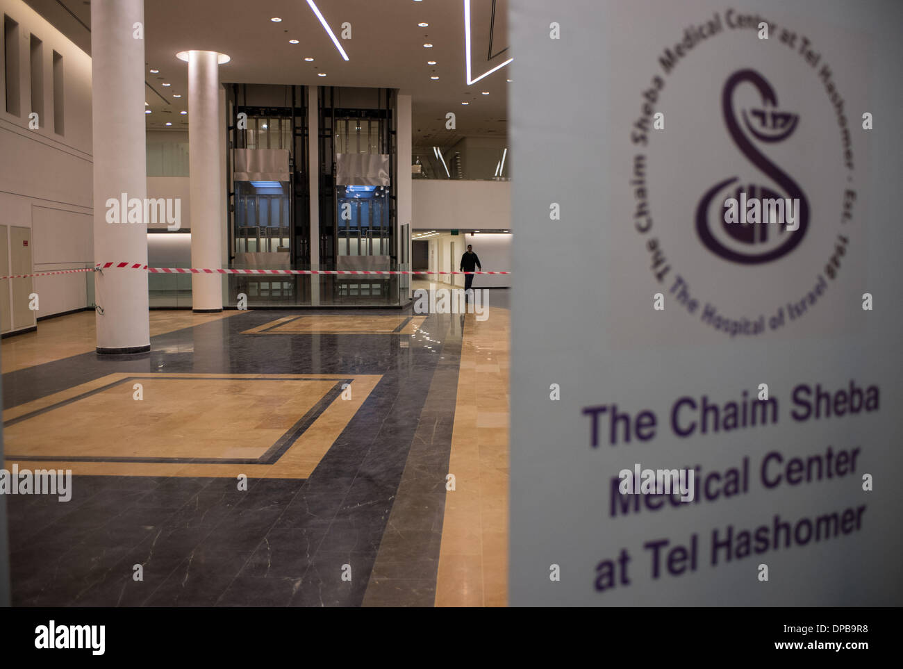 (140111)--Peking, 11. Januar 2014 (Xinhua)--A Mann geht von der Chaim Sheba Medical Center in Tel Hashomer, wo Ariel Sharon, in der Nähe von Tel Aviv, Israel, am 10. Januar 2014 ins Krankenhaus eingeliefert. Israels Ex-Premier Ariel Sharon stirbt bei 85 am Samstag. (Xinhua/Li Rui) (Djj) Stockfoto