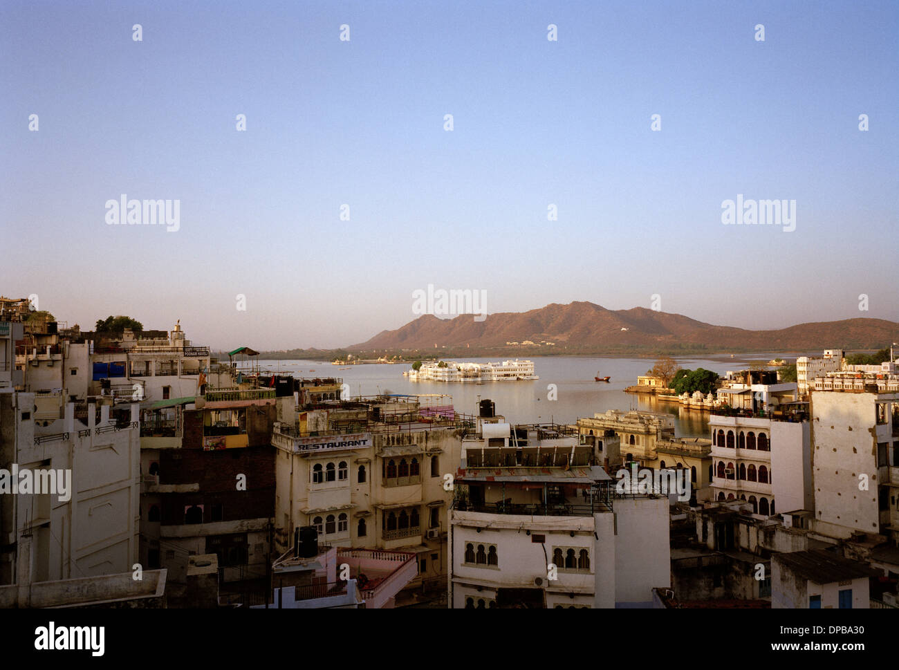 Pichola-See und das Lake Palace Hotel in Udaipur in Rajasthan in Indien in Südasien. Landschaft anzeigen Stadt Gelassenheit Dawn Morgen Stockfoto