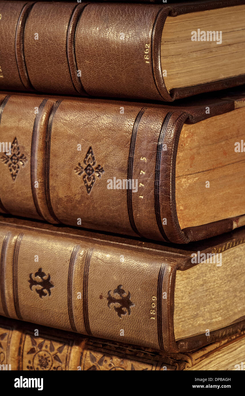 Alte Bücher in braun Leder gebunden mit Daten, die auf die Wirbelsäule. Stockfoto