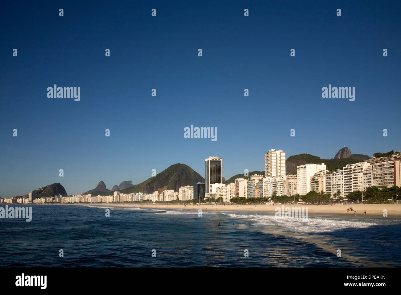 Copacabana Strand und Gebäude mit Blick auf den Erlöser (Corcovado) im Hintergrund Christus. in Rio de Janeiro. Brasilien. Stockfoto