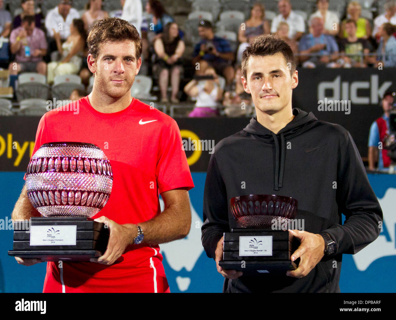 Sydney, Australien. 11. Januar 2014. Juan Martin Del Potro (L) von Argentinien und Bernard Tomic Australien Pose für Foto während der Verleihung der Herren Einzel Finale am Sydney International Tennisturnier, in Sydney, Australien, 11. Januar 2014. Juan Martin Del Potro behauptete die Pünktchen mit 2: 0. Bildnachweis: Jin Linpeng/Xinhua/Alamy Live-Nachrichten Stockfoto