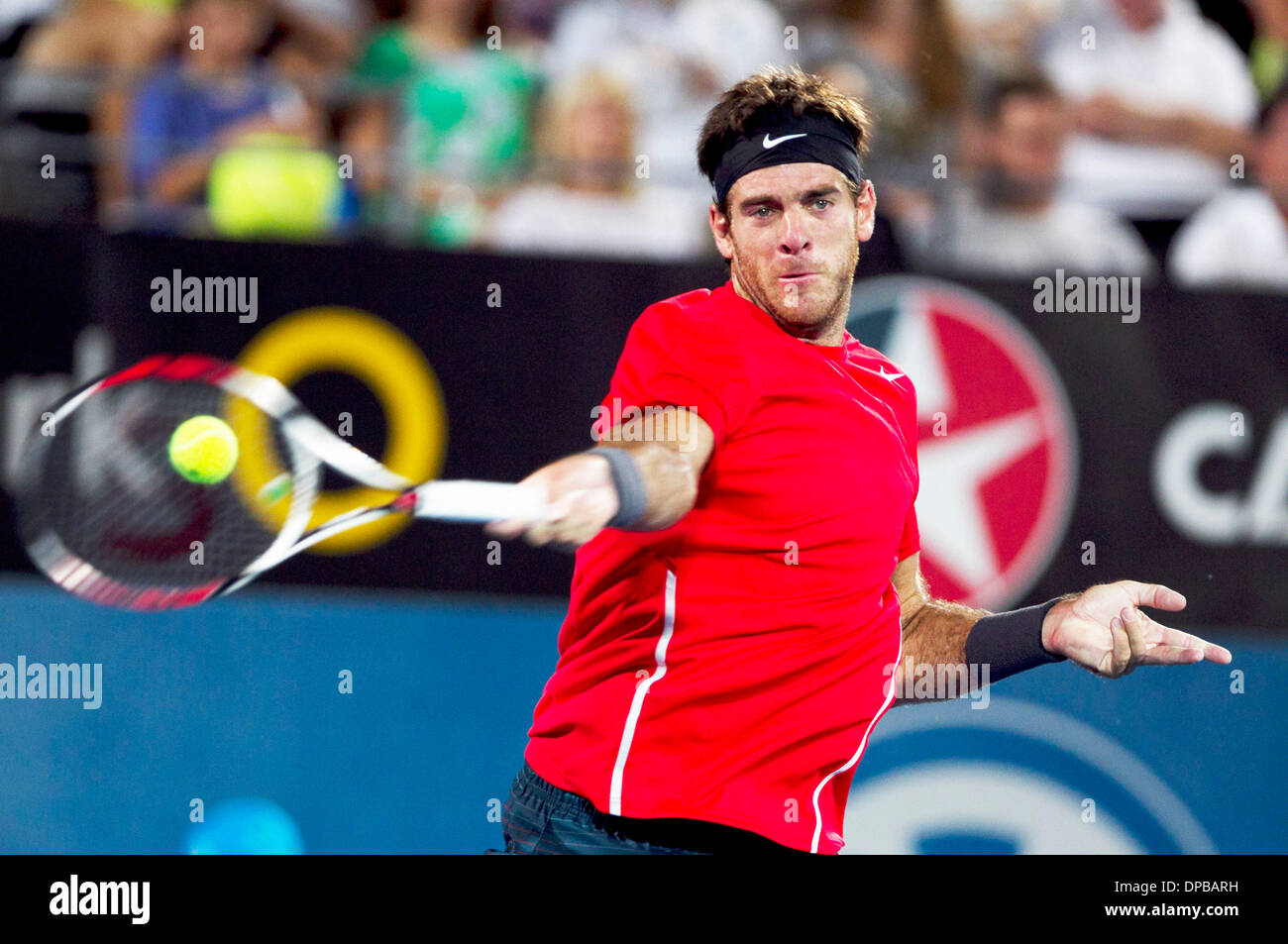 Sydney, Australien. 11. Januar 2014. Juan Martin Del Potro Argentinien gibt den Ball während der Herren Einzel Finale gegen Bernard Tomic aus Australien am Sydney International Tennisturnier, in Sydney, Australien, 11. Januar 2014 zurück. Juan Martin Del Potro behauptete die Pünktchen mit 2: 0. Bildnachweis: Jin Linpeng/Xinhua/Alamy Live-Nachrichten Stockfoto