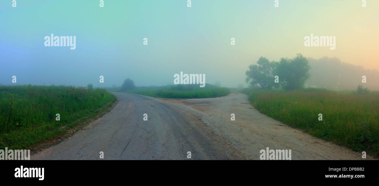 Landschaft-Kreuzung am nebligen Sommermorgen Stockfoto