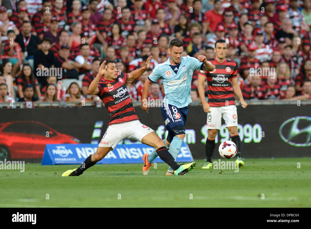 Sydney, Australien. 11. Januar 2014. Sydney Mittelfeldspieler Pedj Bojic und Wanderers Verteidiger Adam D'Apuzzo in Aktion während der Hyundai A-League-Spiel zwischen Western Sydney Wanderers FC und Sydney FC aus dem Pirtek Stadion, Parramatta. Bildnachweis: Aktion Plus Sport/Alamy Live-Nachrichten Stockfoto