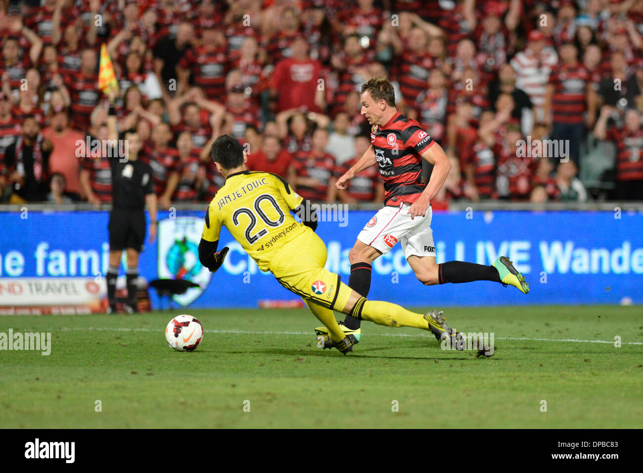 Sydney, Australien. 11. Januar 2014. Wanderer nach vorne Brendon Santalab und Sydney Torwart Vedran Janjetovic in Aktion während der Hyundai A-League-Spiel zwischen Western Sydney Wanderers FC und Sydney FC aus dem Pirtek Stadion, Parramatta. Bildnachweis: Aktion Plus Sport/Alamy Live-Nachrichten Stockfoto