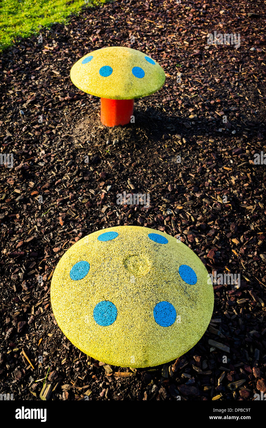 Fliegenpilz-Sitz in einem Playpark für Kinder, Nottinghamshire, England. Stockfoto