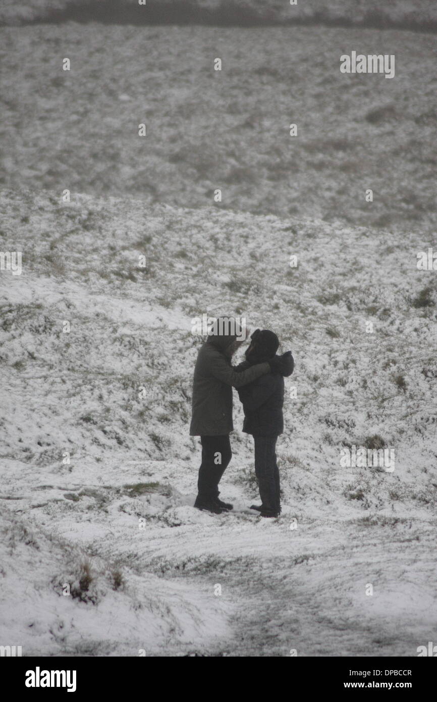 Peak District, Derbyshire, UK. 11. Januar 2014. Wanderer trotzen winterliche Bedingungen in der Nähe von Castleton, nachdem über Nacht Schneefall Anhöhe über Strecken von Derbyshires Peak District getroffen. Bildnachweis: Matthew Taylor/Alamy Live-Nachrichten Stockfoto