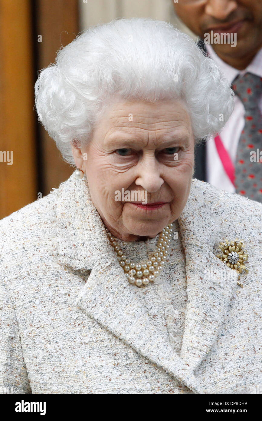 Die britische Königin Elizabeth II fährt der Londoner Klinik nach einem Besuch der Herzog von Edinburgh, in London, Großbritannien, 10 Juni 2 Stockfoto