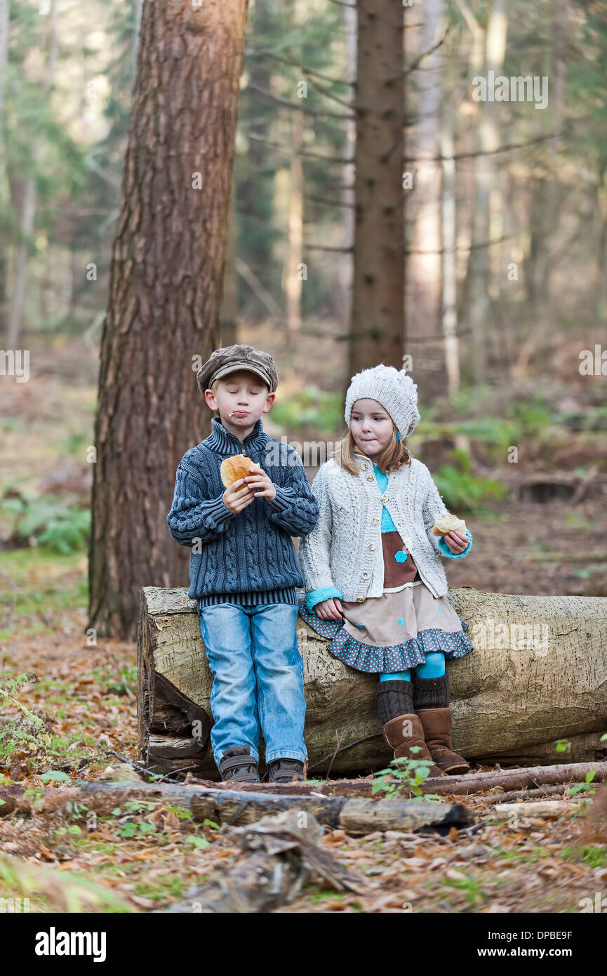 Deutschland Nordrhein-Westfalen Mönchengladbach Szene aus Märchen Hänsel und Gretel-Bruder und Schwester essen Brot in Wäldern Stockfoto