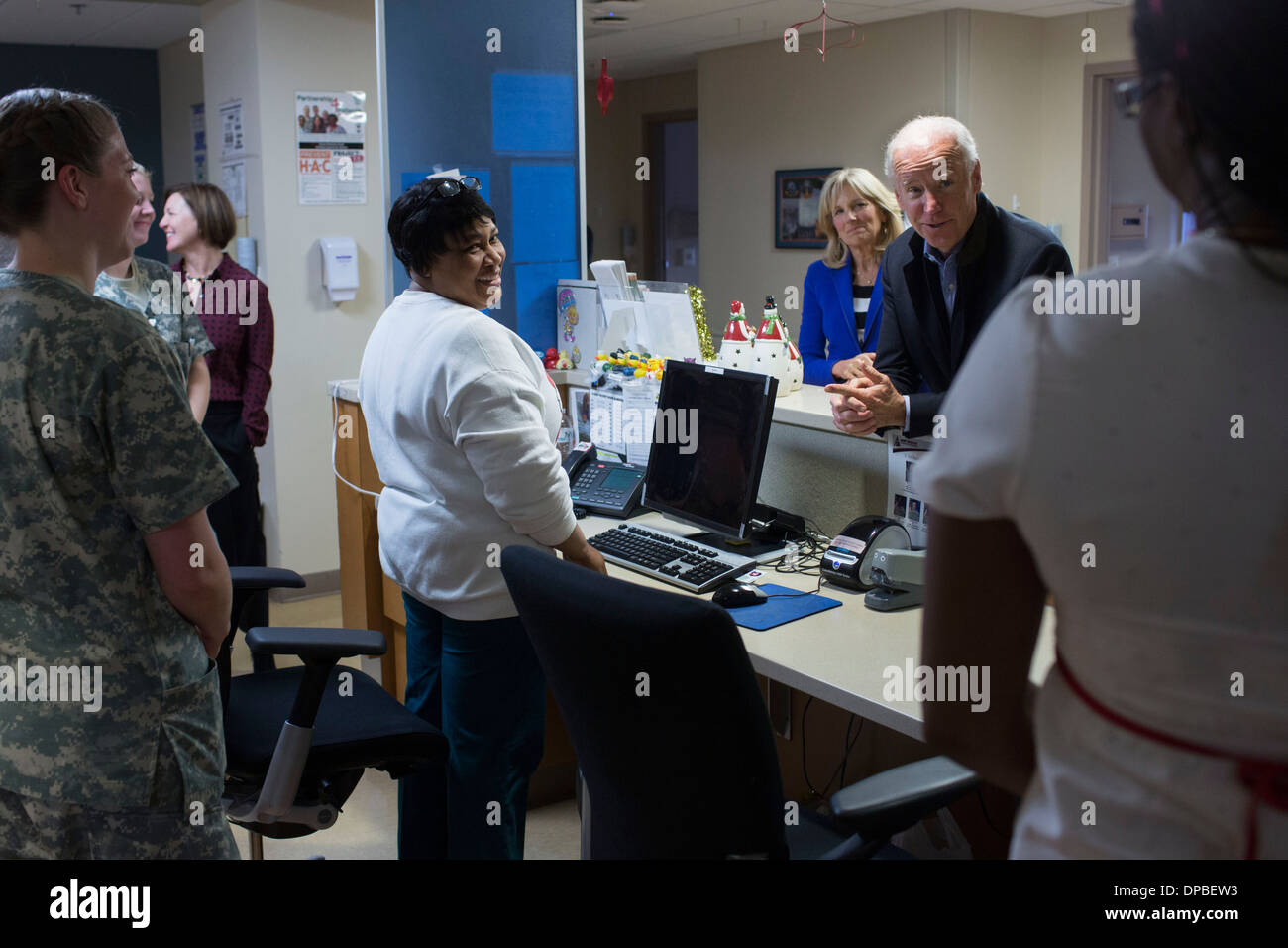 Vize-Präsident Joe Biden und Dr. Jill Biden vielen Krankenschwestern beim Weihnachtstag Besuch Walter Reed National Military Medical Center, in Bethesda, Maryland, 25. Dezember 2013. Stockfoto