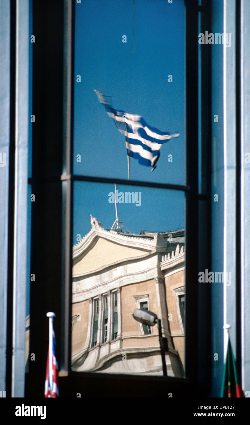 Griechisches Parlament & griechische Flagge verzerrt & spiegelt sich im Bürohaus Athen Griechenland Stockfoto