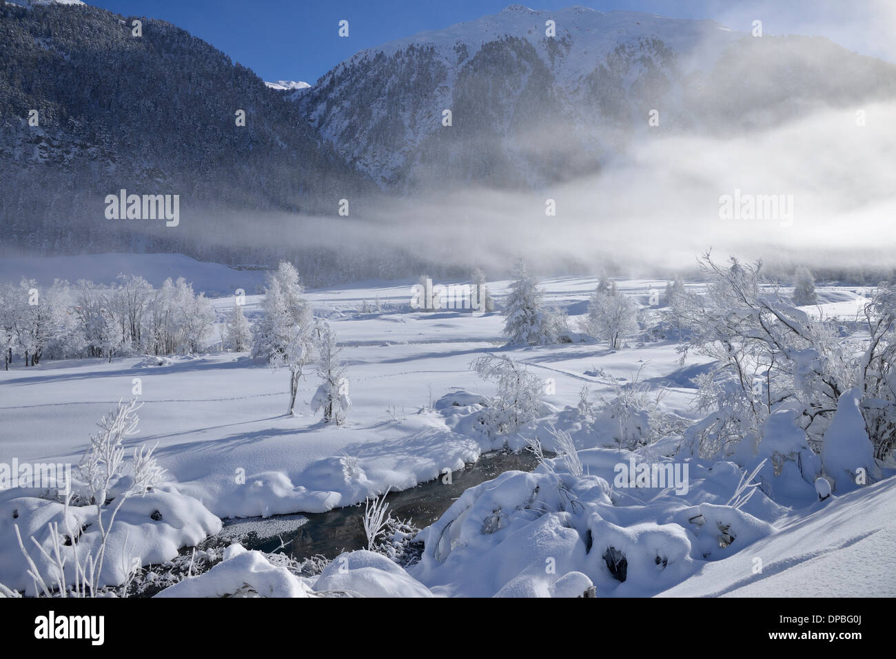 Winterliche Landschaft mit Fluss Inn, Bever, Oberengadin, Kanton Graubünden, Schweiz Stockfoto
