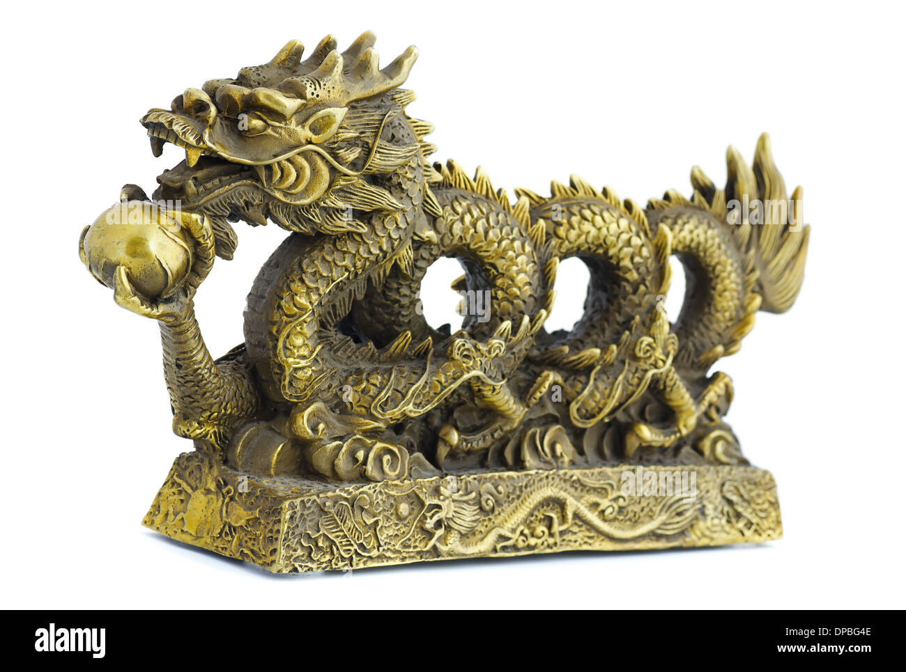 Bronzefigur des Drachens mit Perle isoliert auf weiss Stockfoto