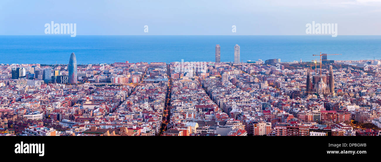 Barcelona Skyline Panorama zu Beginn der blauen Stunde Stockfoto