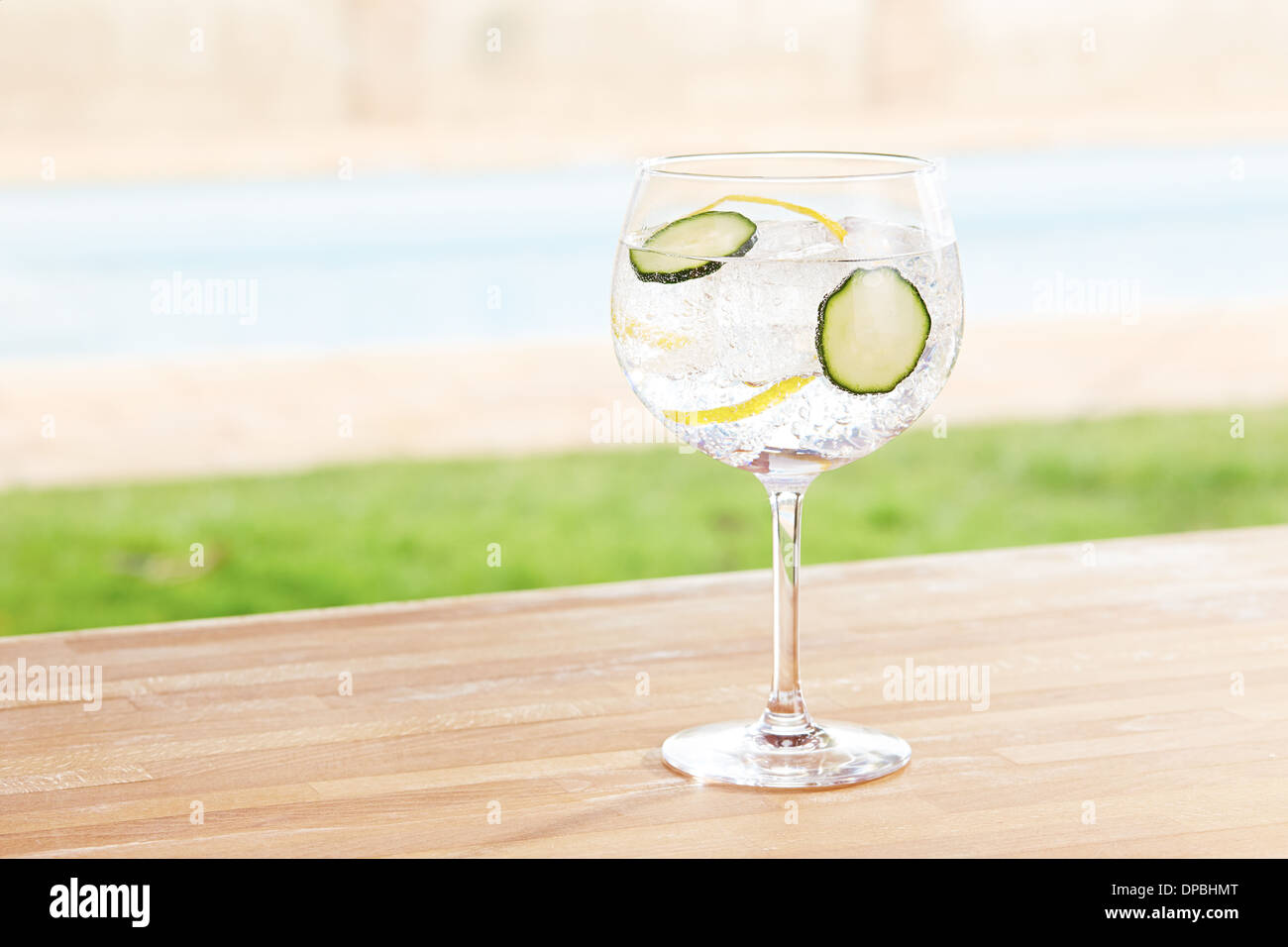 Gurke Gin und Tonic cocktail an der Poolbar Stockfoto