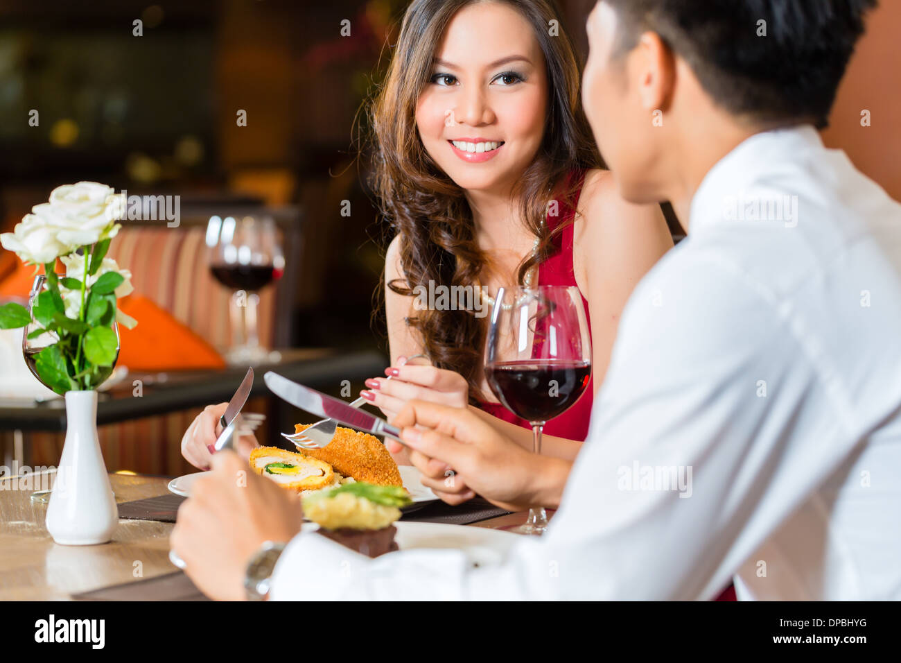 Asiatische chinesisches Ehepaar - Mann und Frau- oder Liebhaber flirten und ein Datum oder ein romantisches Abendessen in ein schickes restaurant Stockfoto