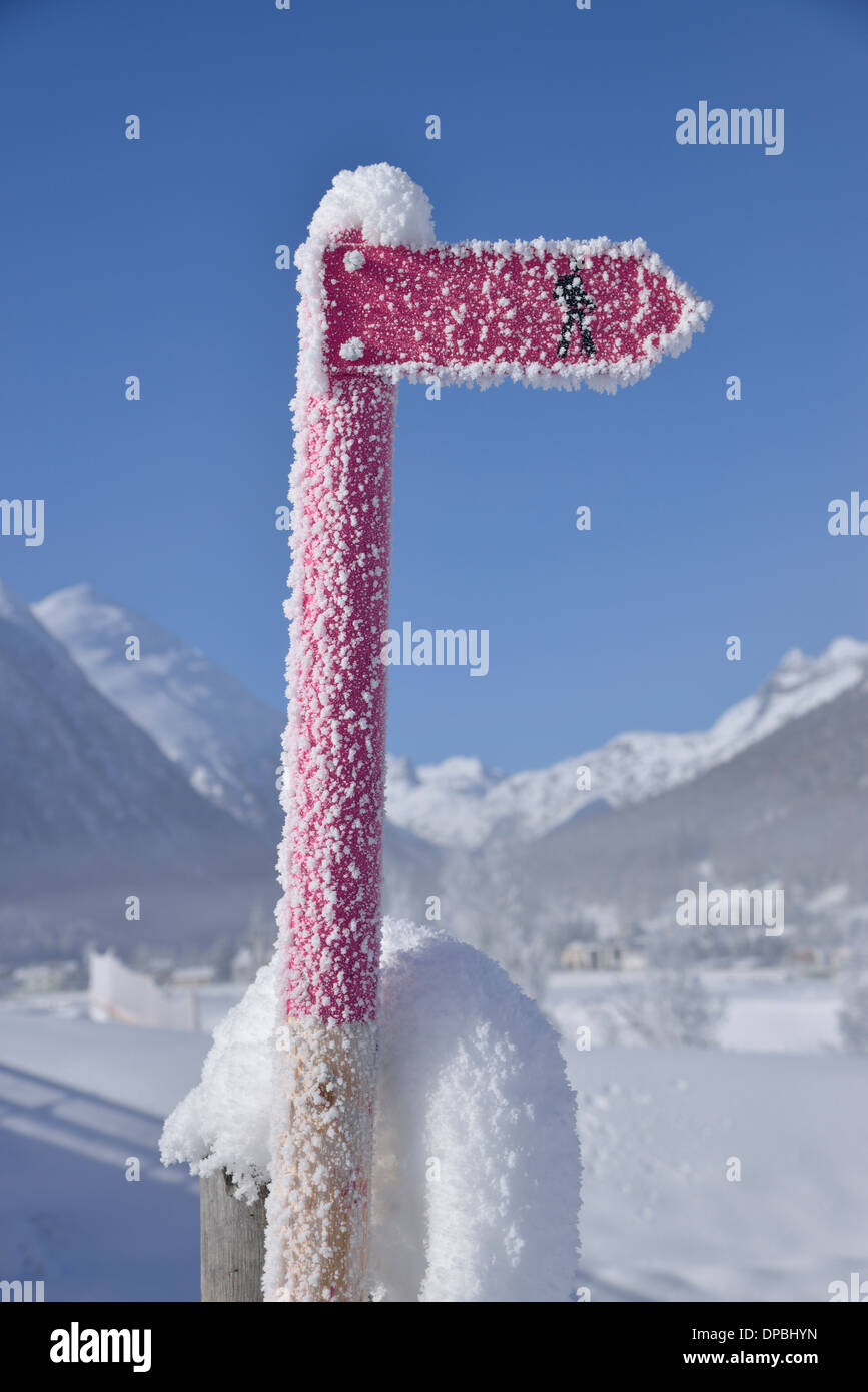 Gefrorene Winterwandern Trail Wegweiser, Bever, Upper Engadin, Kanton Graubünden, Schweiz Stockfoto