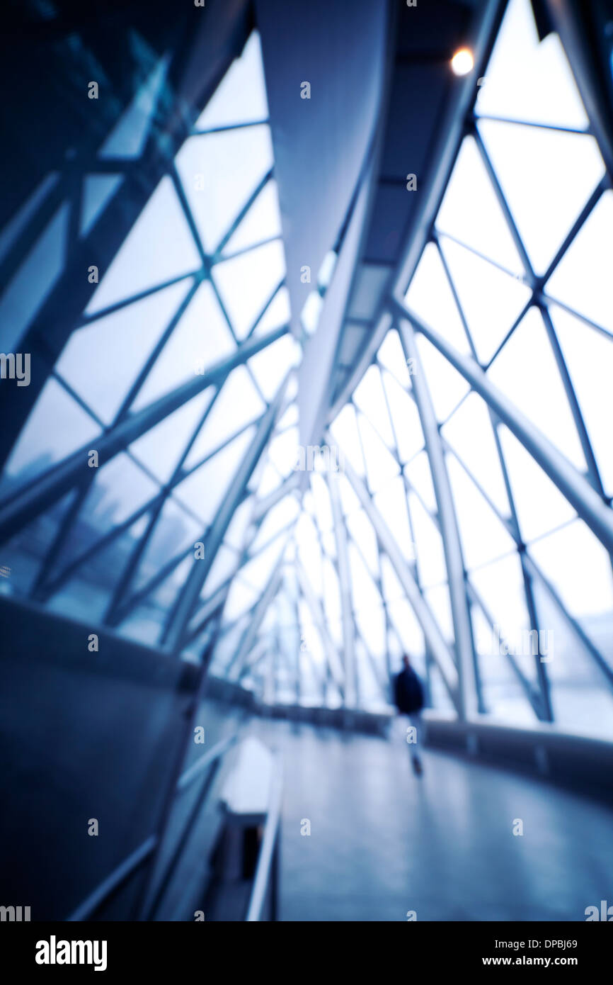 Verschwommene konzeptionelle Foto von Einsamkeit in der modernen Welt Stockfoto