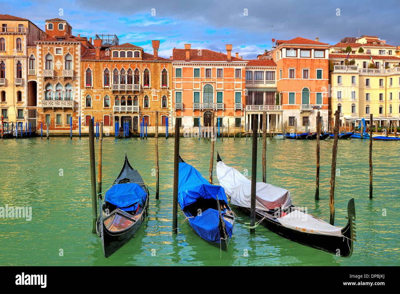 Gondeln auf dem Canal Grande vor alten bunten Häuser in Venedig, Italien. Stockfoto