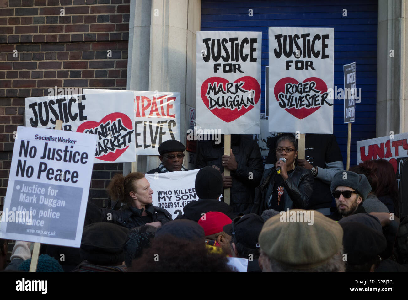 Tottenham, London, UK, 11. Januar 2014. Marcia Rigg, die Schwester von Sean Rigg, eine psychisch Kranke schwarzer Mann, der in Polizeigewahrsam 2008 in Brixton starb, spricht auf eine friedliche Mahnwache für Mark Duggan außerhalb Tottenham Polizei-Station. Der Tod von Mark Duggan, der am 4. August 2011 von Scharfschützen der Polizei erschossen wurde, löste verbreitete Krawalle in Tottenham und England. Am 8. Januar 2014 fand eine Jury, dass seine Aufnahmen war rechtmäßig, was seine Familie und Freunde noch bestreiten. Bildnachweis: Patricia Phillips/Alamy Live-Nachrichten Stockfoto