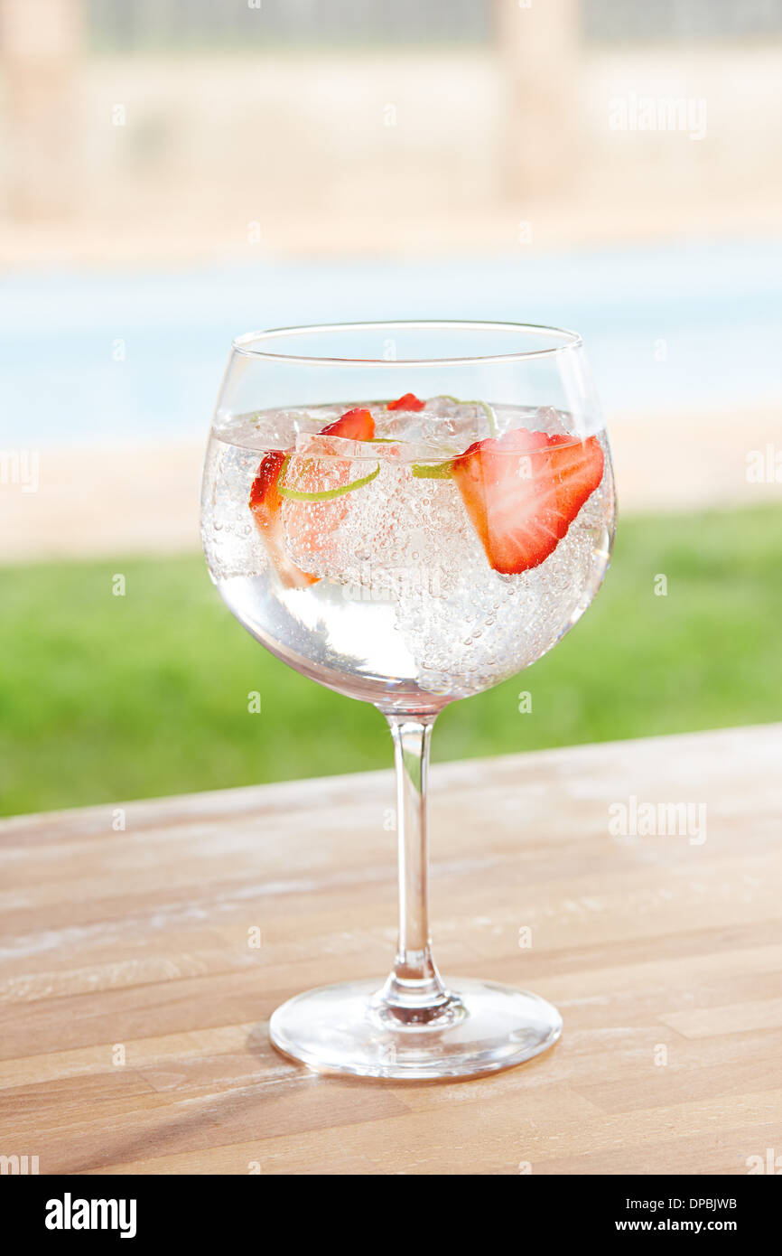Erdbeere Gin und Tonic cocktail an der Poolbar Stockfoto