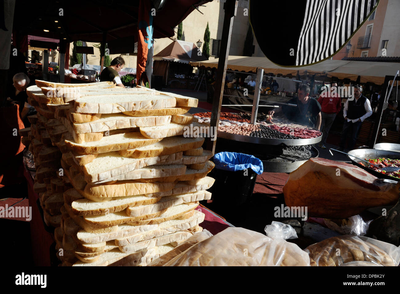 gestapelte Scheiben Brot und riesigen Grill in alle Heiligen Jahrmarkt in Cocentaina, Provinz Alicante, Spanien Stockfoto