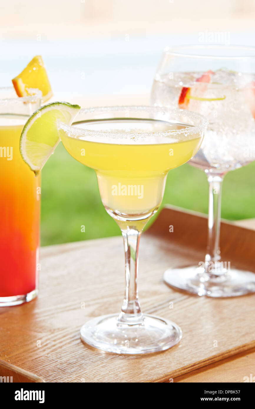 Margarita mit unterschiedlichsten Sommer-Cocktails am Pool Stockfoto
