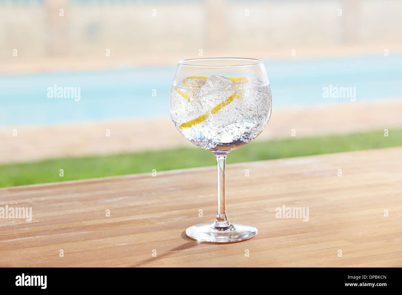 Gin und Tonic cocktail an der Poolbar Stockfoto